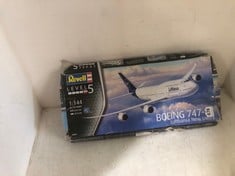 REVELL LEVEL 5 03891 BOEING 747-8 LUFTHANSA NEW LIVERY AIRCRAFT TO INCLUDE SCHLEICH 42673 BATTLECASE ARENA PLAYSET