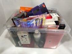 BOX OF ASSORTED HEALTH AND BEAUTY ITEMS TO INCLUDE GILLETTE FUSION 5 BLADES