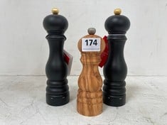 3 X ASSORTED PEUGOT KITCHEN ITEMS TO INCLUDE PEUGOT PARIS U'SELECT MANUAL ADJUSTABLE BEECH WOOD PEPPER MILL 22CM