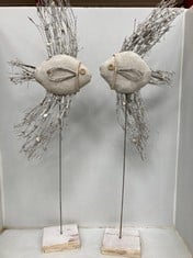 2 X STONE THE CROWSLARGE FISH ON STAND SETS -HGT 94CMS