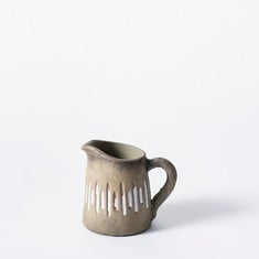 3 X ASSORTED ITEMS TO INCLUDE 8 X STONE THE CROWS SMALL JUG - SAND /STRIPES - (H) 11 X (W) 13 X (D) 9 CM - TOTAL RRP £80