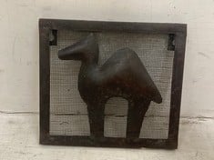 16 X STONE THE CROWS SMALL WALL DECORATION - CAMEL - WIDTH 20 CM - TOTAL RRP £4352