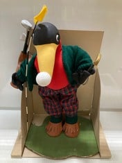 4 X STONE THE CROWS ERNIE - GOLFER- HEIGHT 44CM - TOTAL RRP £240