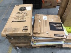 PALLET OF ASSORTED SAFETY GATES TO INCLUDE SAFETOTS SIMPLY SECURE WOODEN GATE 72-79CM (ZONE 4) (KERBSIDE PALLET DELIVERY)