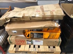 PALLET OF ASSORTED ITEMS TO INCLUDE DURAMAX 46'' INDUSTRIAL METAL AND WOOD AND METAL WORK TABLE (ZONE 5) (KERBSIDE PALLET DELIVERY)