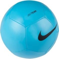 16X ASSORTED SPORTS ITEMS TO INCLUDE NIKE DH9796-410 PITCH TEAM RECREATIONAL SOCCER BALL UNISEX ADULT BLUE FURY/BLACK SIZE 5, NIKE DX4610-010 Y NK CHRG GRD SU23 SHIN GUARDS UNISEX BLACK/BLACK/WHITE S