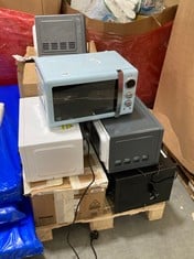 PALLET OF ASSORTED MICROWAVES TO INCLUDE RUSSELL HOBBS COMPACT SILVER DIGITAL MICROWAVE RHM2076S