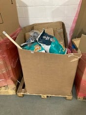 PALLET OF ASSORTED ITEMS TO INCLUDE BREEDER CELECT CAT LITTER