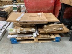 PALLET OF ASSORTED BABY GATES TO INCLUDE HAUCK STOP N SAFE 2 BABY GATE