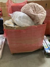 PALLET OF ASSORTED ITEMS TO INCLUDE PINK FURRY BEANBAG SEAT