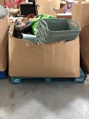 PALLET OF ASSORTED ITEMS TO INCLUDE QUANTITY OF SMALL GREEN PATTERNED BASKETS