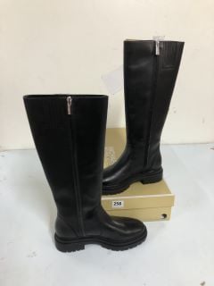 MICHEAL KORS REGAN LEATHER BOOT - SIZE 6 (6825387)