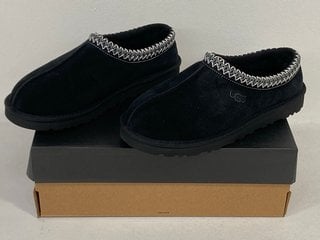 UGG TASMAN SLIPPERS IN BLACK - UK SZIE 8 - RRP £100.00: LOCATION - MAIN BOOTH