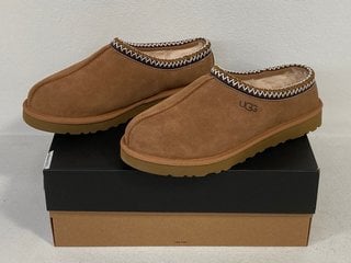 UGG TASMAN SLIPPERS IN CHESTNUT - UK SIZE 9 - RRP £100.00: LOCATION - MAIN BOOTH