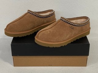 UGG TASMAN SLIPPERS IN CHESTNUT - UK SIZE 8 - RRP £100.00: LOCATION - MAIN BOOTH