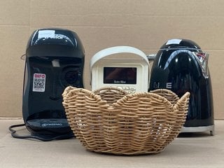 4 X ASSORTED KITCHEN ITEMS TO INCLUDE BOSCH TASSIMO COFFEE MACHINE IN BLACK: LOCATION - H16