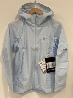 ARC'TERYX WOMENS GTX KADIN HOODIE IN DAYBREAK BLUE - UK SIZE XS - RRP £260.00: LOCATION - MAIN BOOTH