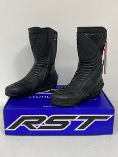 RST PARAGON II CE MENS WATERPROOF MOTORCYCLE BOOTS IN BLACK - UK SIZE 10.5 - RRP £119.99: LOCATION - MAIN BOOTH