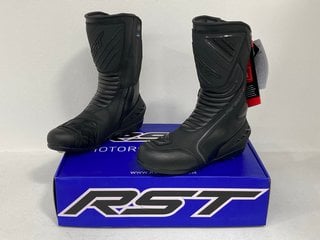 RST PARAGON II CE MENS WATERPROOF MOTORCYCLE BOOTS IN BLACK - UK SIZE 9 - RRP £119.99: LOCATION - MAIN BOOTH