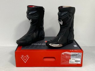 FRANK THOMAS VENOM RACE MOTORCYCLE BOOTS IN BLACK - UK SIZE 11 - RRP £129.99: LOCATION - MAIN BOOTH