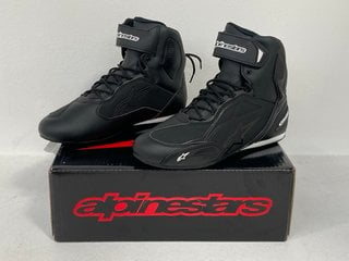 ALPINESTARS FASTER 3 MOTORCYCLE SHOES IN BLACK - UK SIZE 8 - RRP £147.99: LOCATION - MAIN BOOTH