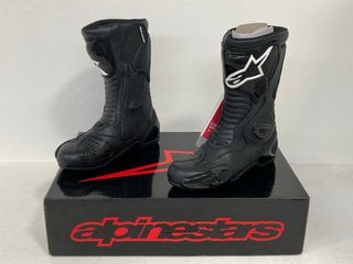 ALPINESTARS S-MX 5 MOTORCYCLE BOOTS IN BLACK - UK SIZE 7 - RRP £159.99: LOCATION - MAIN BOOTH