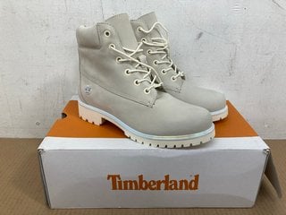 TIMBERLAND LYONSDALE BOOT IN CREAM SIZE UK 6: LOCATION - I5