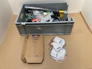 QTY OF ASSORTED HARDWARE ITEMS TO INCLUDE BOX OF FORTRESS 10 X FLAT PAINT BRUSHES: LOCATION - I1