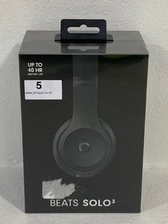 BEATS SOLO 3 ON EAR WIRELESS BLUETOOTH HEADPHONES WITH CARRY CASE IN BLACK - RRP £120.00: LOCATION - MAIN BOOTH