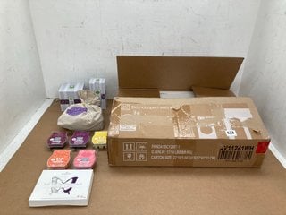 BOX OF ASSORTED SCENTSY ITEMS TO INCLUDE CERAMIC MINI WARMER BASE IN WHITE TO ALSO INCLUDE COSTWAY JV 11241 S-SHAPED SIDE TABLE IN WHITE: LOCATION - E5