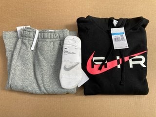 3 X ASSORTED CLOTHING ITEMS TO INCLUDE NIKE JOGGER SHORTS IN GREY - UK M: LOCATION - E6