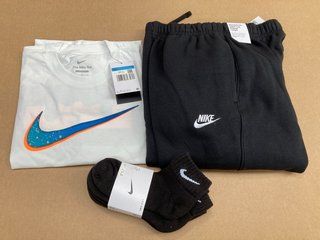 3 X ASSORTED CLOTHING ITEMS TO INCLUDE PACK OF 3 NIKE TRAINER SOCKS IN BLACK - SIZE 5-8: LOCATION - E6