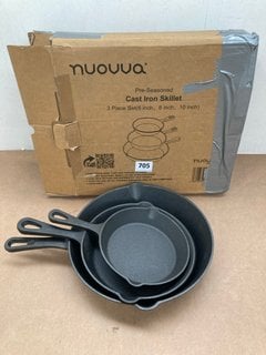 4 X ASSORTED HOUSEHOLD ITEMS TO INCLUDE MUOVVA 3 PIECE CAST IRON SKILLET PAN SET: LOCATION - E8