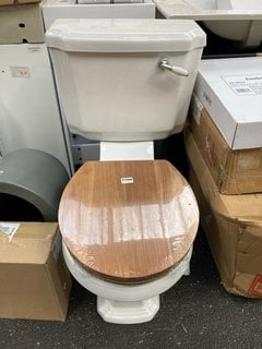 (COLLECTION ONLY) TRADITIONAL CLOSED COUPLED TOILET WITH CISTERN FITTINGS WITH FLUSH HANDLE COMPLETE WITH A TRADITIONAL RED OAK SEAT RRP £435: LOCATION - A6