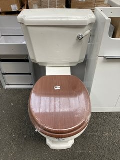 (COLLECTION ONLY) TRADITIONAL CLOSED COUPLED TOILET WITH CISTERN FITTINGS WITH FLUSH HANDLE COMPLETE WITH A WOODEN TOILET SEAT RRP £385: LOCATION - A7