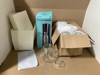 3 X ASSORTED HOUSEHOLD ITEMS TO INCLUDE SODASTREAM TERRA SPARKLING WATER MAKER - MODEL SSM1087 - RRP £110: LOCATION - WA3