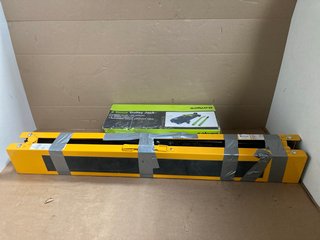 SAKURA ROBUST AND DURABLE CAR JACK IN GREEN/BLUE - MODEL SS5191 TO INCLUDE CAR/MINIVAN ROOF RACK BRACKETS IN YELLOW: LOCATION - WA8