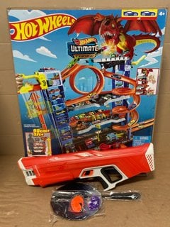 3 X ASSORTED TOYS TO INCLUDE HOTWHEELS 3FT ULTIMATE GARAGE - MODEL HKX48 - RRP £129: LOCATION - WA9