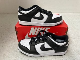 NIKE DUNK LOW KIDS TRAINERS IN BLACK AND WHITE - UK SIZE: 2: LOCATION - A17