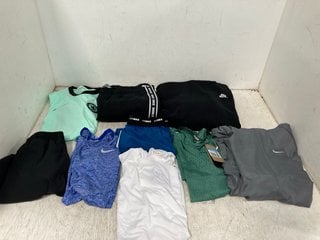 QTY OF ASSORTED MENS CLOTHING IN VARIOUS SIZES TO INCLUDE NIKE SHORT SLEEVE TEE IN BLACK AND GREY - UK SIZE: SMALL: LOCATION - A16