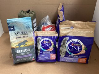 QTY OF PET ITEMS TO INCLUDE COOPER & CO GRAIN FREE TROUT WITH SWEET POTATO & SEAWEED SENIOR DOG FOOD - BBE: 01/01/2026: LOCATION - A16