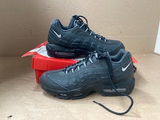 NIKE AIR MAX 95 UNISEX TRAINERS IN BLACK / GREY - UK SIZE: M: 9.5 / W: 9.5: LOCATION - A6