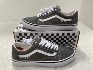 VANS OFF THE WALL SKATE OLD SKOOL TRAINERS IN PEWTER / WHITE - UK SIZE: 10: LOCATION - B2