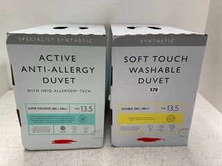 2 X JOHN LEWIS & PARTNERS DUVETS TO INCLUDE ACTIVE ANTI-ALLERGY DUVET 13.5 TOG - SIZE: 260 x 220 CM AND SOFT TOUCH WASHABLE DUVET 13.5 TOG - SIZE: 200 x 200 CM: LOCATION - B6