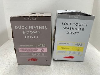 2 X JOHN LEWIS & PARTNERS DUVETS TO INCLUDE SOFT TOUCH WASHABLE DUVET 10.5 TOG - SIZE: 200 x 200 CM AND DUCK FEATHER & DOWN DUVET 13.5 TOG - SIZE: 225 x 220 CM: LOCATION - B6