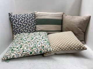 5 X JOHN LEWIS & PARTNERS DECORATIVE CUSHIONS IN VARIOUS COLORS: LOCATION - B8