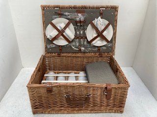 JOHN LEWIS & PARTNERS WICKER PICNIC BASKET WITH CUTLERY: LOCATION - B9