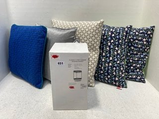 6 X JOHN LEWIS & PARTNERS HOUSEHOLD ITEMS TO INCLUDE OUTDOOR CUSHION IN BLUE BLOCK PRINT SCALES - SIZE: 43 x 43 CM: LOCATION - B11