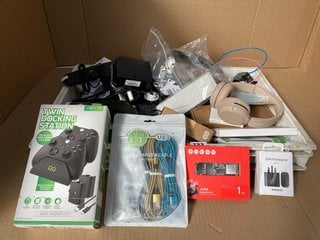 QTY OF TECH ITEMS TO INCLUDE TX20 REMOTE CONTROL AND TWIN DOCKING STATION FOR USE WITH XBOX SERIES X/S & ONE / BLACK: LOCATION - B16