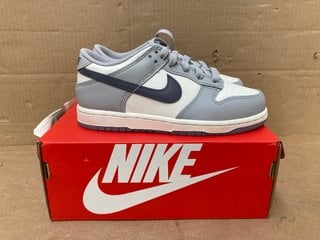 NIKE DUNK LOW CHILDRENS TRAINERS IN WHITE / GREY - UK SIZE: 1: LOCATION - B17